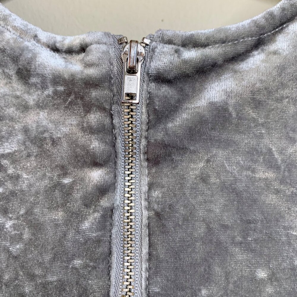 H&M Crushed Velvet Dress  Girls 4-6 4T 5T Silver Grey Velour Pockets H And M - Picture 3 of 6